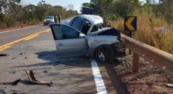 Colisão com carreta deixa dois mortos e carro partido ao meio na GO-320, em Goiatuba